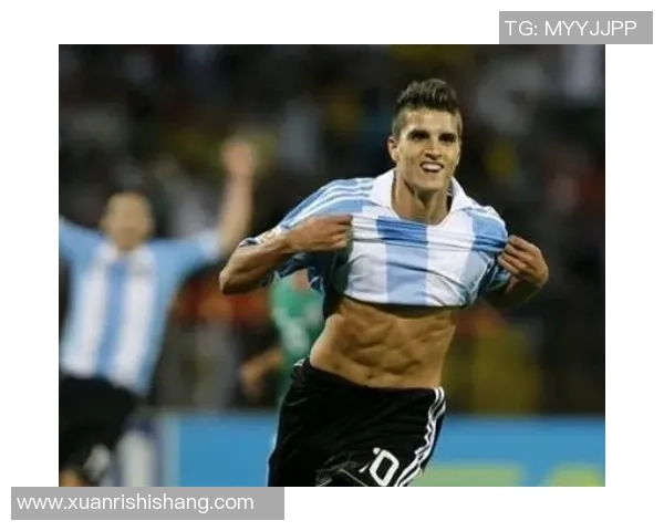 足球明星帅哥展现完美腹肌魅力瞬间尽显运动风采与健康生活方式 足球明星帅哥展现完美腹肌魅力瞬间尽显运动风采与健康生活方式