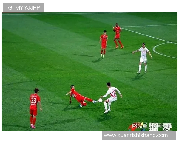 足球明星在球场上怒斥裁判引发热议球迷反应不一 足球明星在球场上怒斥裁判引发热议球迷反应不一