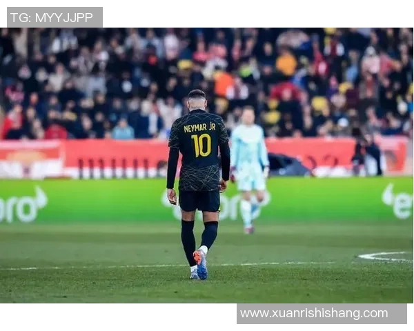 足球明星背影展现帅气风采的迷人瞬间与独特魅力 足球明星背影展现帅气风采的迷人瞬间与独特魅力